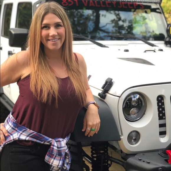 Meet your Posher, Nicole - Picture 1 of 8